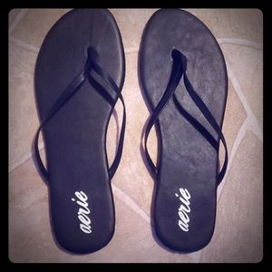 NWOT size 10 black Aerie flip flops